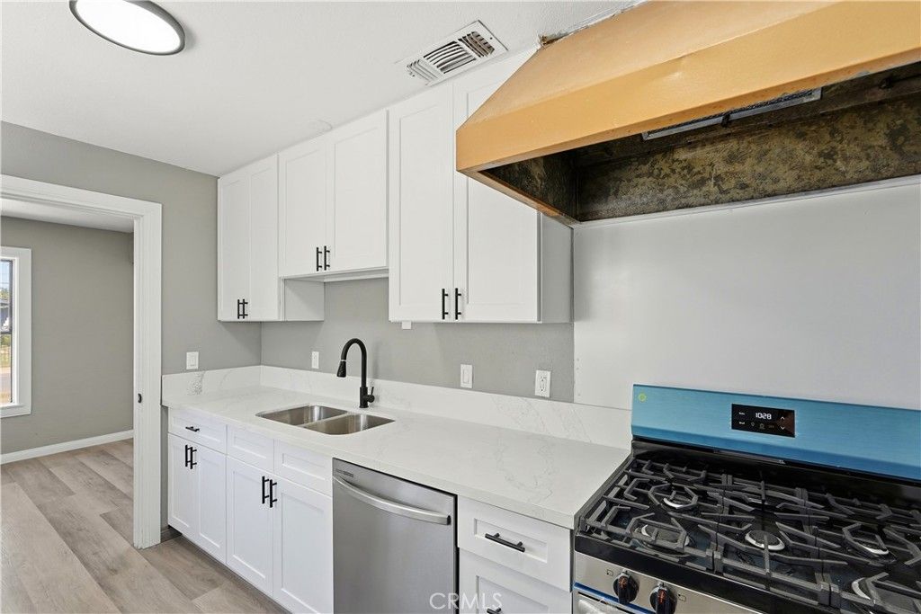 Image 7 of property listing at 1002 Lochbrae Rd, Sacramento, CA 95815