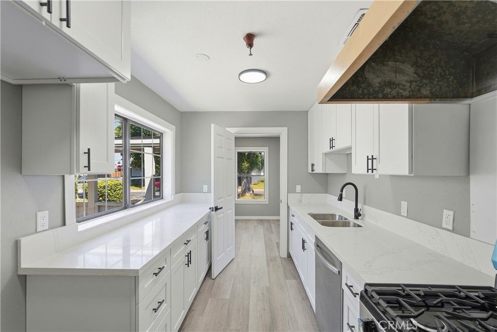 Image 8 of property listing at 1002 Lochbrae Rd, Sacramento, CA 95815
