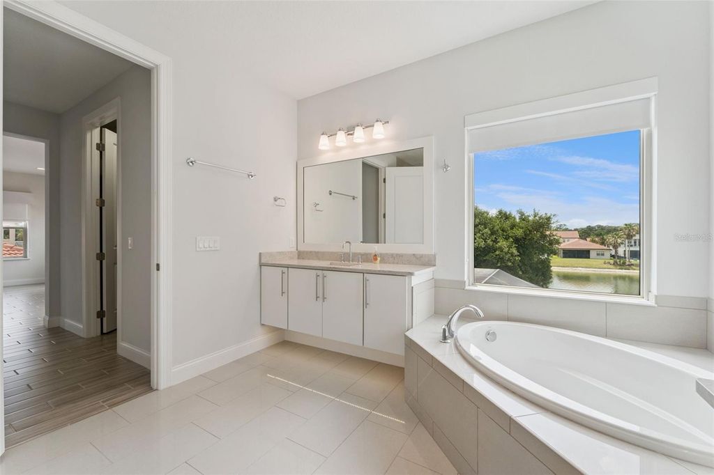 Image 19 of property listing at 10763 ROYAL CYPRESS WAY, Orlando, FL 32836