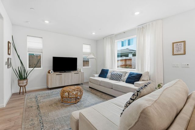 6672 E Washington Avenue, Fresno, CA 93727