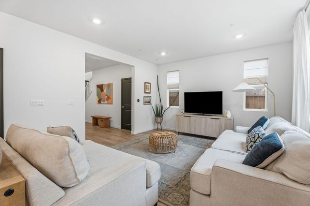 6672 E Washington Avenue, Fresno, CA 93727