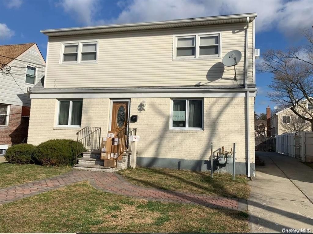 76-29 271st Street 2nd Fl, New Hyde Park, NY 11040