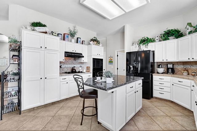 1101 N Armstrong Avenue, Clovis, CA 93611