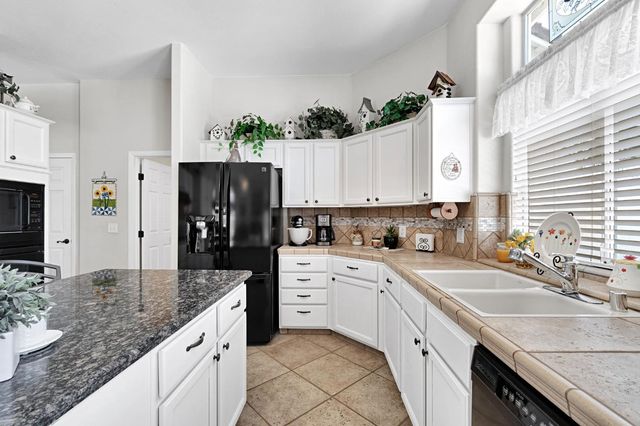 1101 N Armstrong Avenue, Clovis, CA 93611