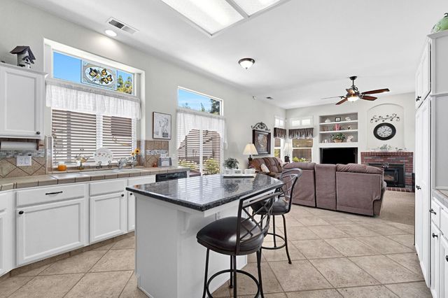 1101 N Armstrong Avenue, Clovis, CA 93611