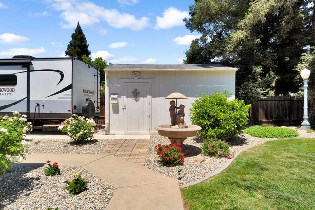 1101 N Armstrong Avenue, Clovis, CA 93611