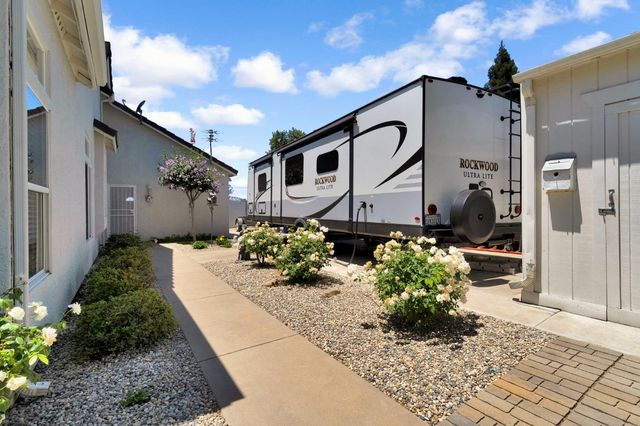 1101 N Armstrong Avenue, Clovis, CA 93611
