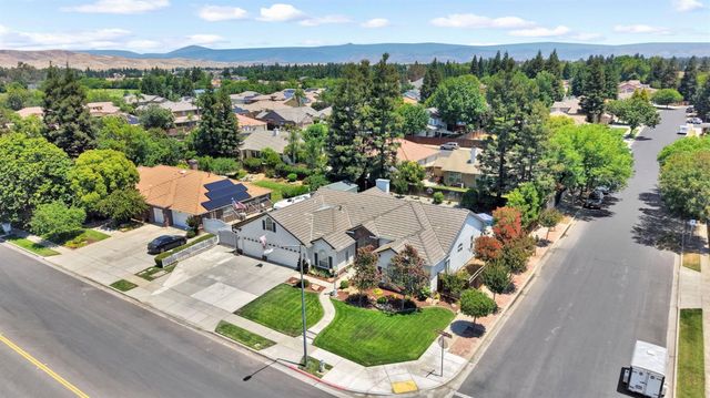 1101 N Armstrong Avenue, Clovis, CA 93611