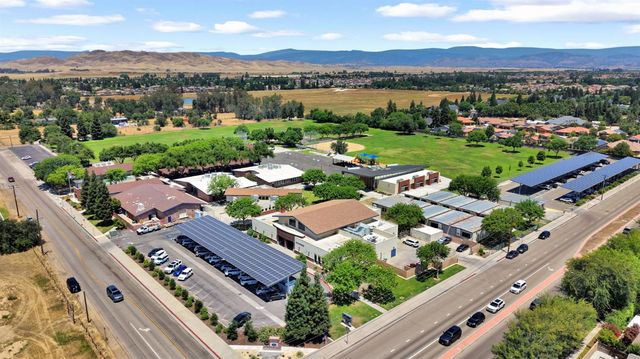 1101 N Armstrong Avenue, Clovis, CA 93611