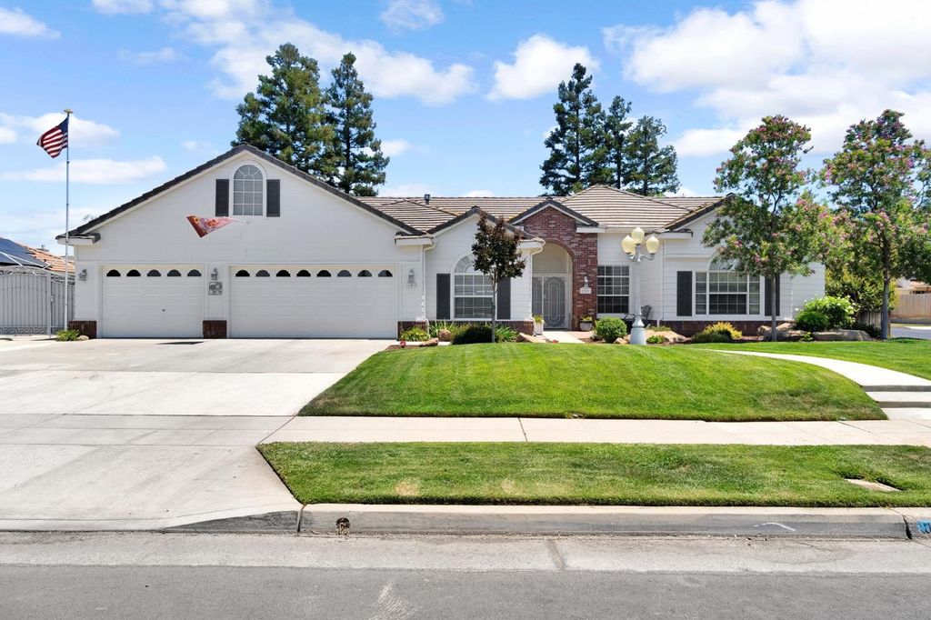 Image 1 of property listing at 1101 N Armstrong Avenue, Clovis, CA 93611