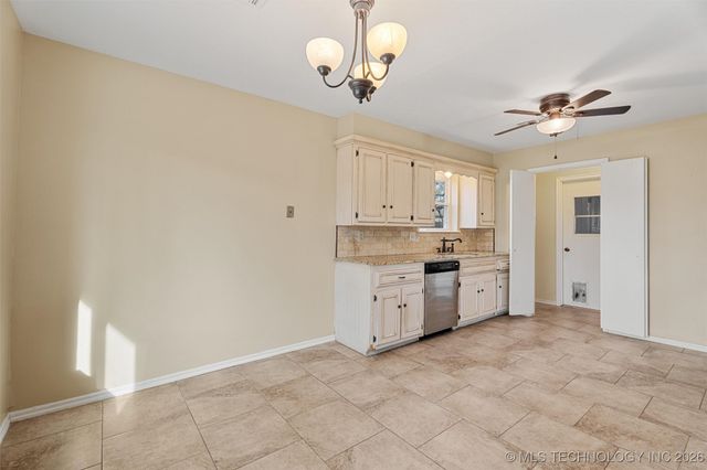 1001 May Lane, Bartlesville, OK 74006