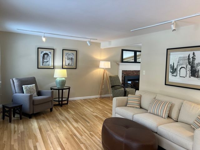 19 Marrick Ct, Barnstable, MA 02632