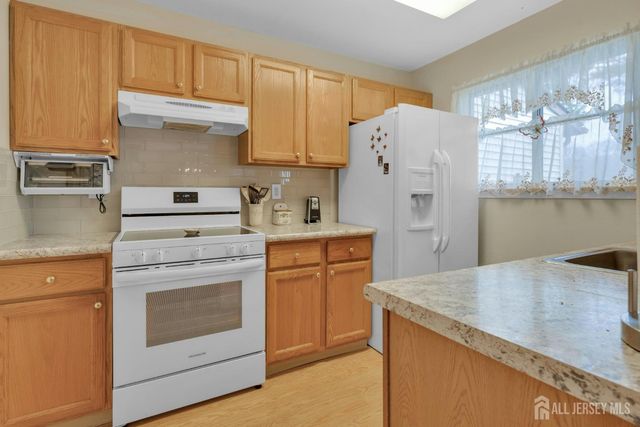 120 Ironwood Plaza B, Monroe, NJ 08831