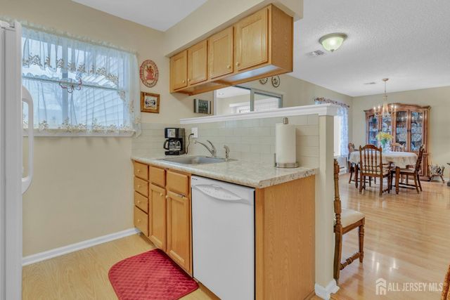 120 Ironwood Plaza B, Monroe, NJ 08831