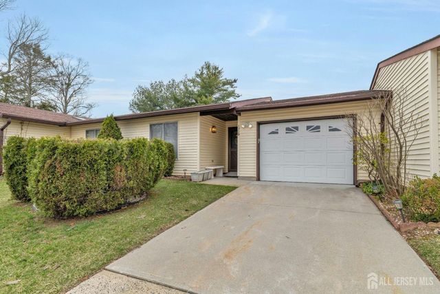 120 Ironwood Plaza B, Monroe, NJ 08831