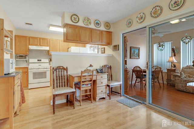 120 Ironwood Plaza B, Monroe, NJ 08831