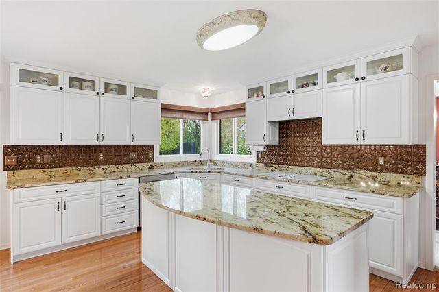 24396 Cavendish Avenue, Novi, MI 48375