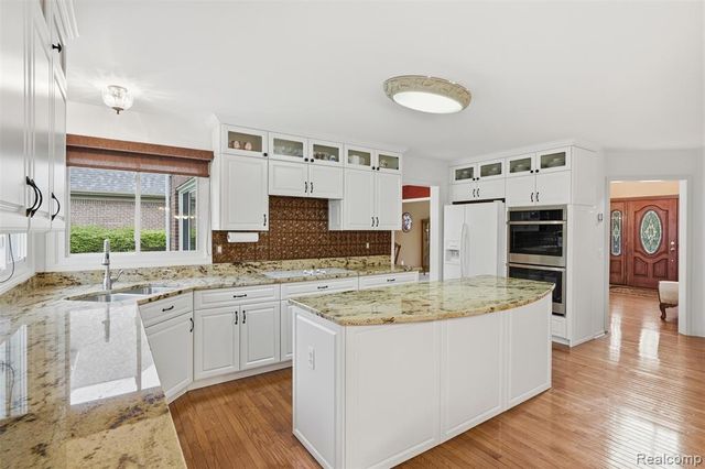 24396 Cavendish Avenue, Novi, MI 48375