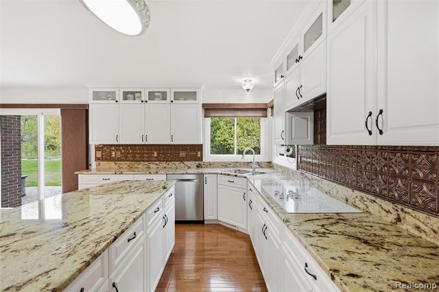 24396 Cavendish Avenue, Novi, MI 48375