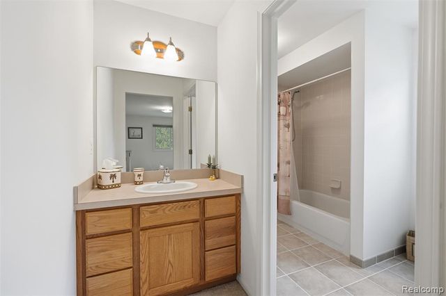 24396 Cavendish Avenue, Novi, MI 48375