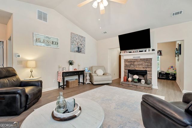 1424 Silvergate Way, Winder, GA 30680