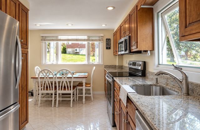 18 Lennox Rd 1, Nahant, MA 01908