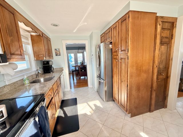 18 Lennox Rd 1, Nahant, MA 01908