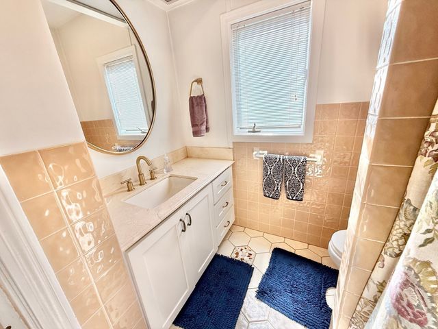 18 Lennox Rd 1, Nahant, MA 01908