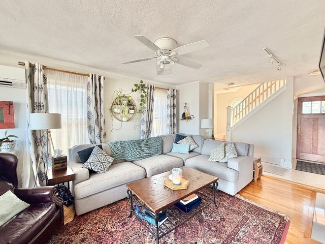 18 Lennox Rd 1, Nahant, MA 01908