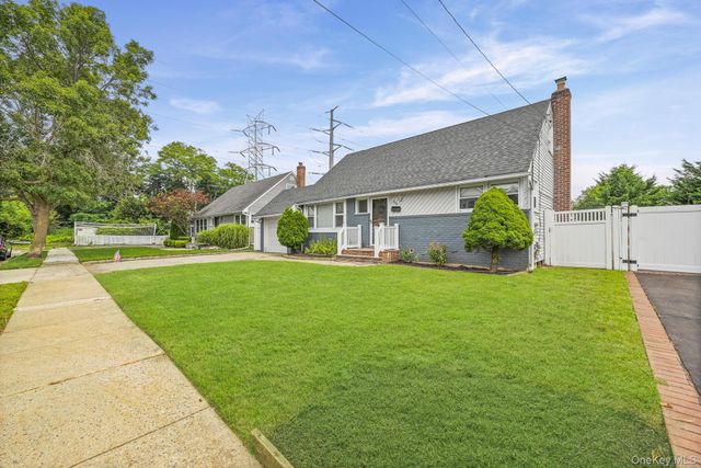 96 S Windhorst Avenue, Bethpage, NY 11714