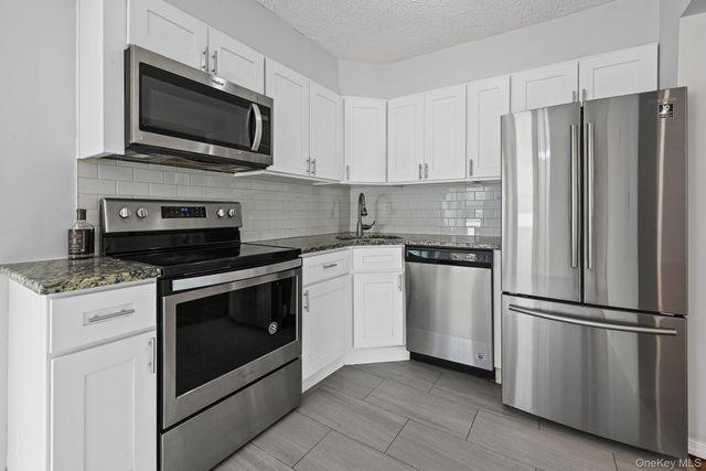 96 S Windhorst Avenue, Bethpage, NY 11714