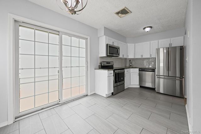 96 S Windhorst Avenue, Bethpage, NY 11714