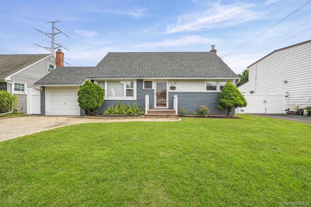 96 S Windhorst Avenue, Bethpage, NY 11714