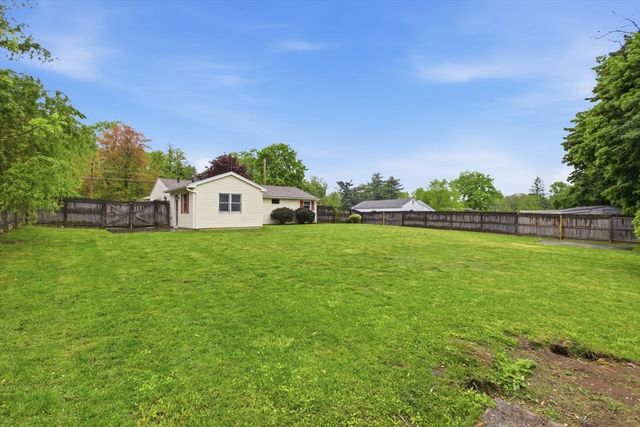 97 Treetop Ave, Springfield, MA 01118