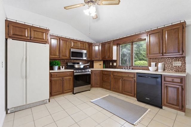 97 Treetop Ave, Springfield, MA 01118