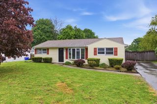 97 Treetop Ave, Springfield, MA 01118