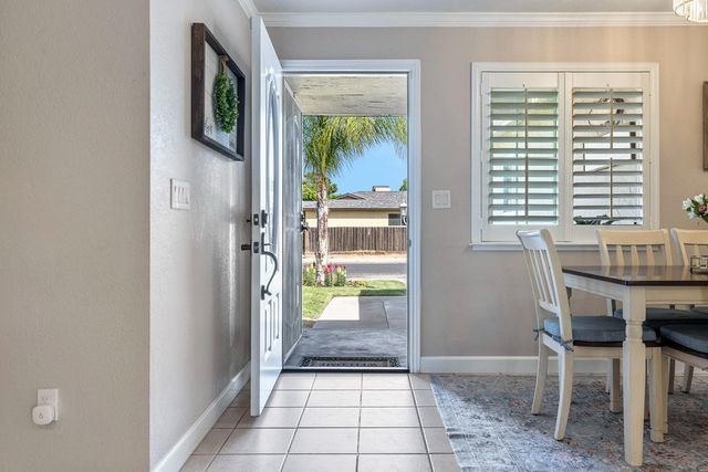 30 W Swift Avenue, Clovis, CA 93612