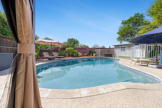 30 W Swift Avenue, Clovis, CA 93612