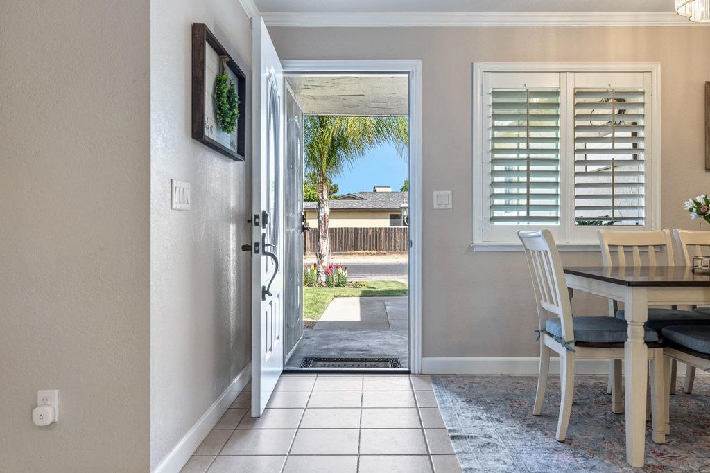 Image 10 of property listing at 30 W Swift Avenue, Clovis, CA 93612