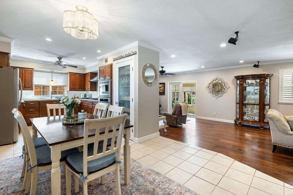 Image 11 of property listing at 30 W Swift Avenue, Clovis, CA 93612