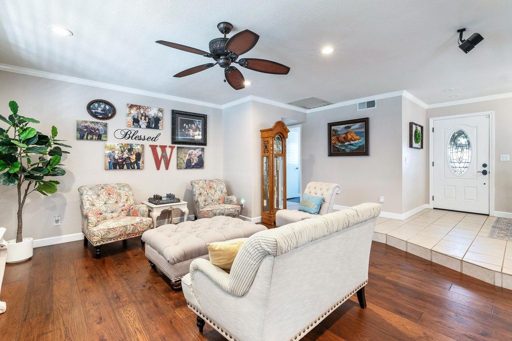 Image 14 of property listing at 30 W Swift Avenue, Clovis, CA 93612