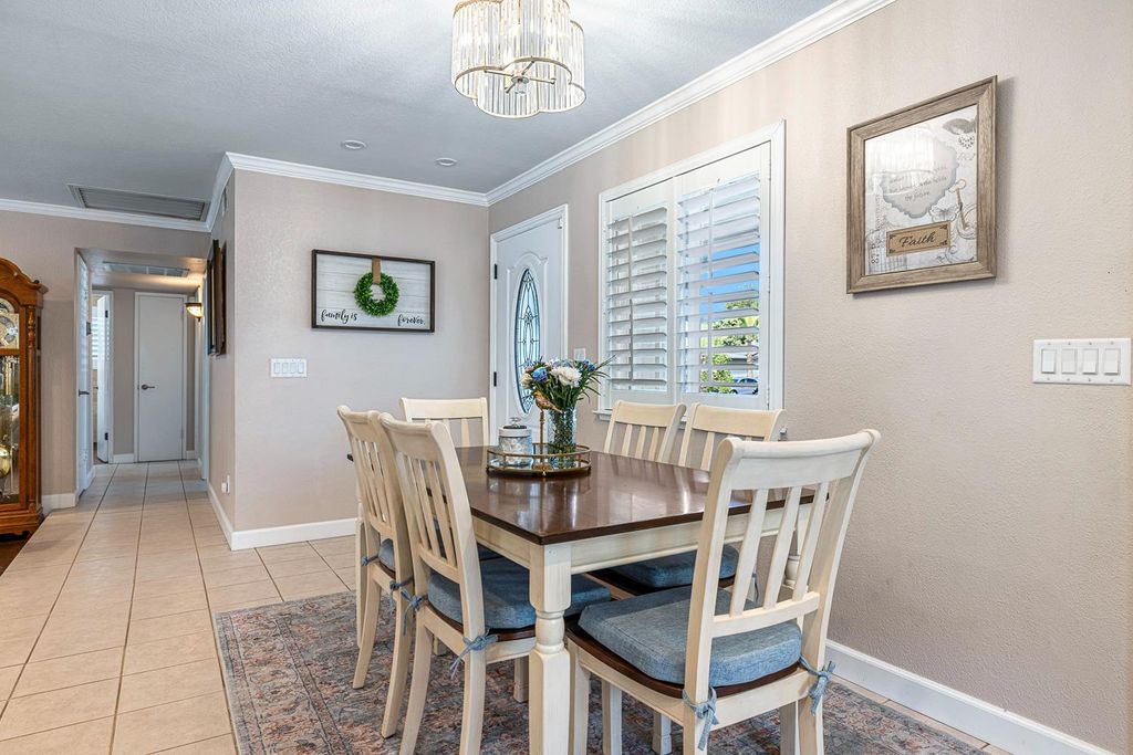 Image 27 of property listing at 30 W Swift Avenue, Clovis, CA 93612