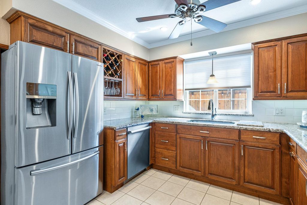 Image 30 of property listing at 30 W Swift Avenue, Clovis, CA 93612