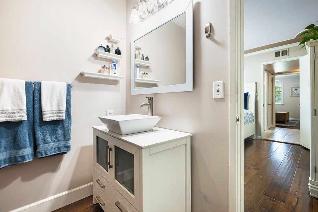 Image 44 of property listing at 30 W Swift Avenue, Clovis, CA 93612