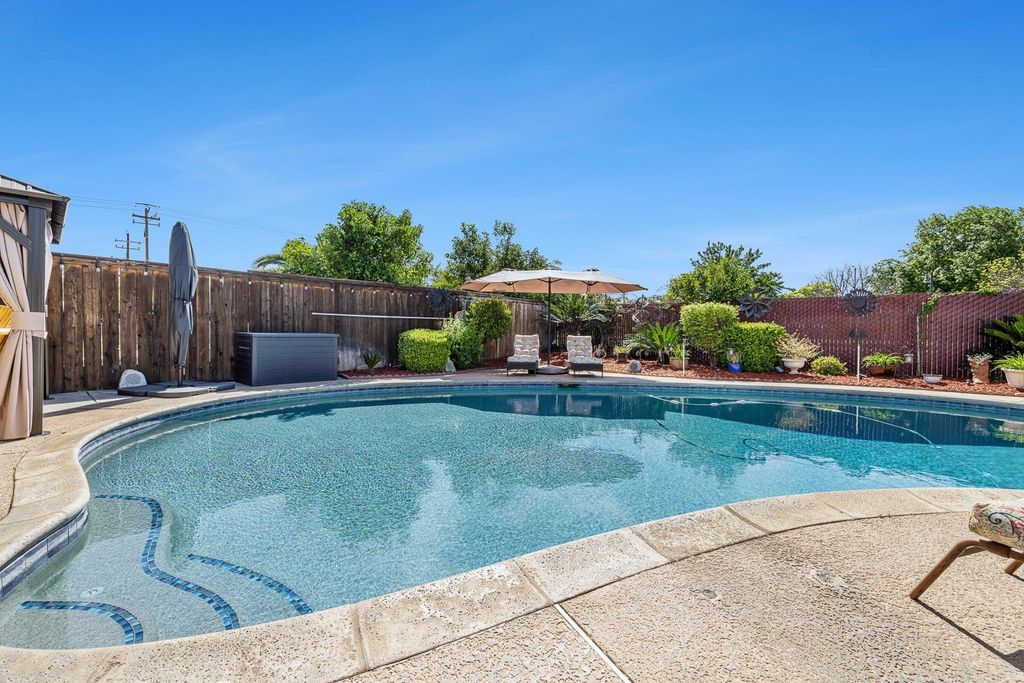 Image 5 of property listing at 30 W Swift Avenue, Clovis, CA 93612