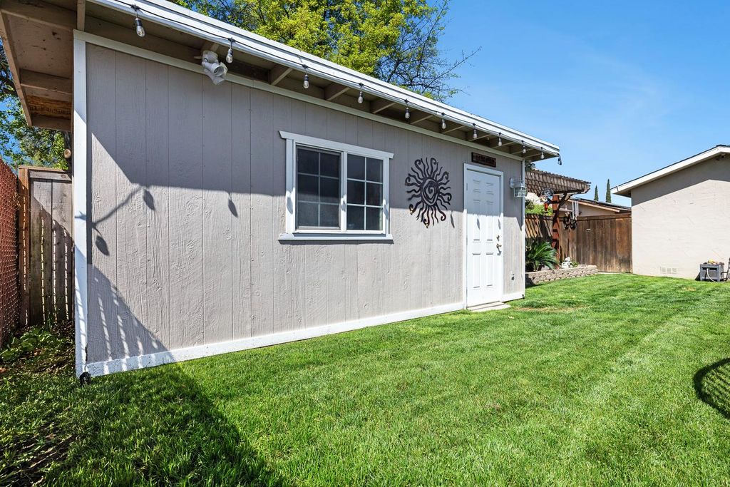 Image 54 of property listing at 30 W Swift Avenue, Clovis, CA 93612