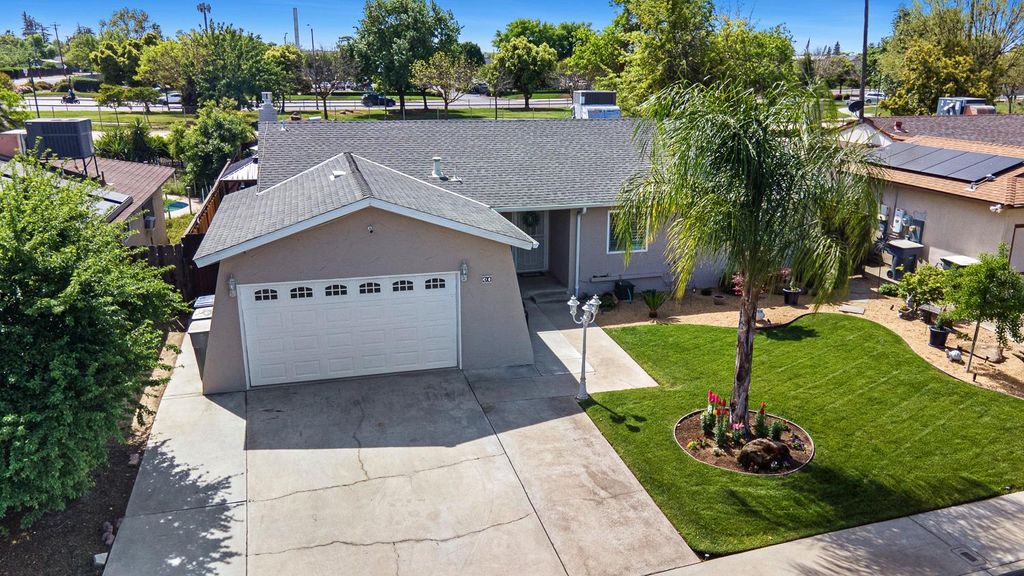 Image 57 of property listing at 30 W Swift Avenue, Clovis, CA 93612
