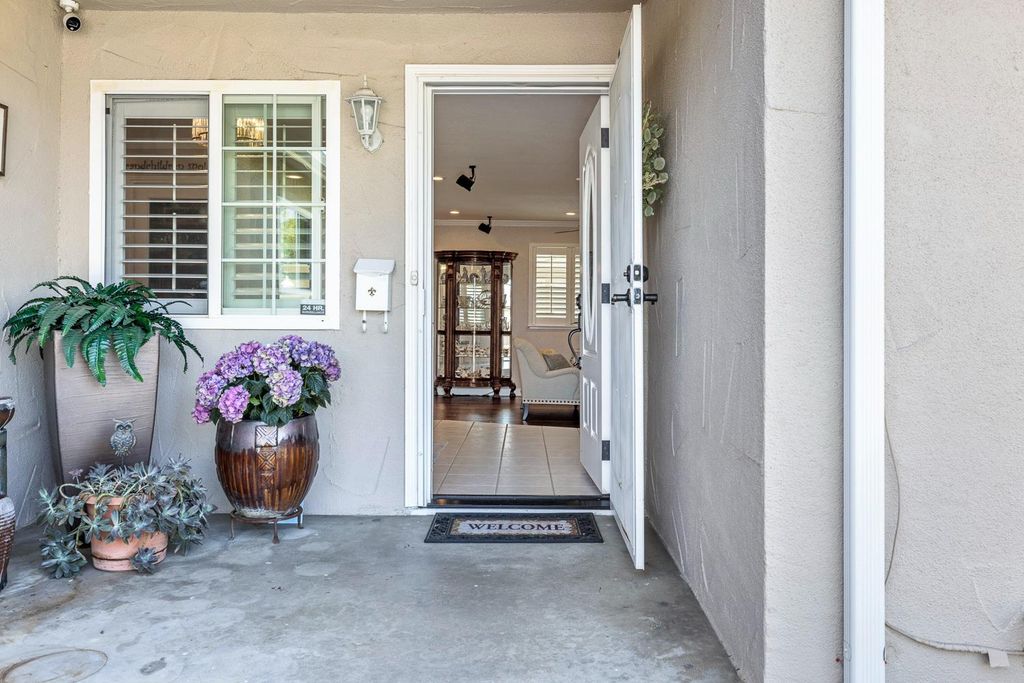 Image 9 of property listing at 30 W Swift Avenue, Clovis, CA 93612