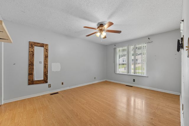108 Oak Tree Dr, Oak Grove, KY 42262