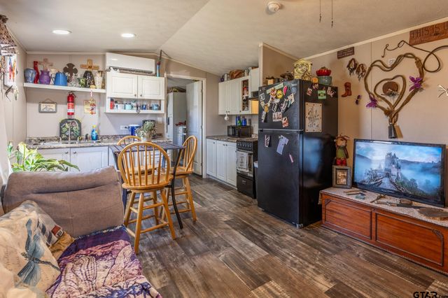 384 Holiday Village Dr, Quitman, TX 75783